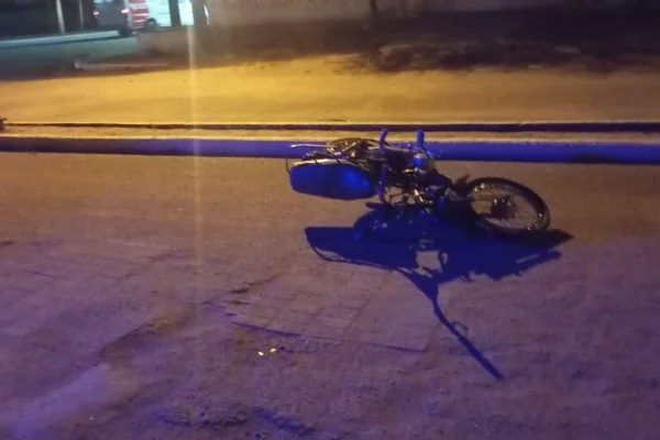 Un motociclista sufrió una caida y terminó en el hospital