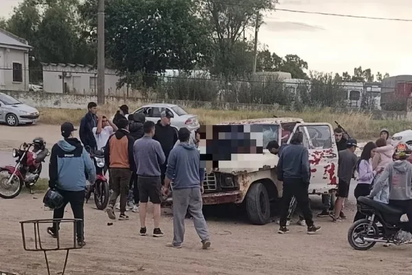Corría una picada con su moto y se estrelló contra una camioneta