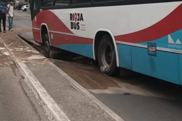 Se hundió una colectivo de Rioja Bus en la Avenida Yacampis