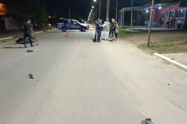 Choque entre dos motos en Chamical: un joven sufrió traumatismo de cráneo y fue derivado a Capital