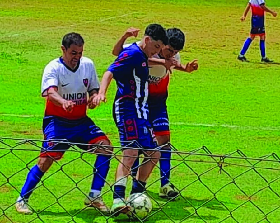 Uni&oacute;n Carrizal gole&oacute; y sigue en la cima.