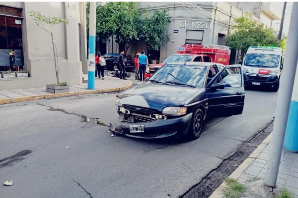 Fuerte colisión en el centro capitalino deja motociclista herido