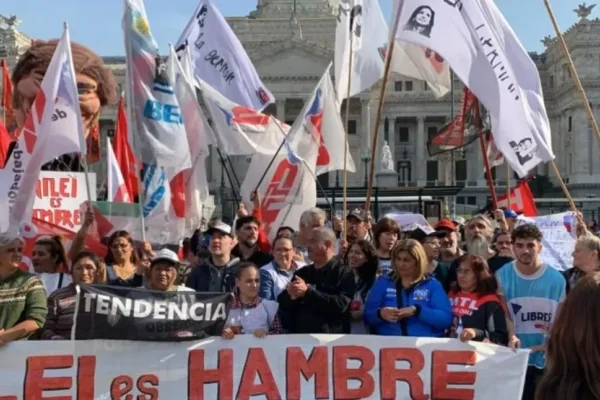 Jubilados y organizaciones sociales marchan contra el ajuste de Milei