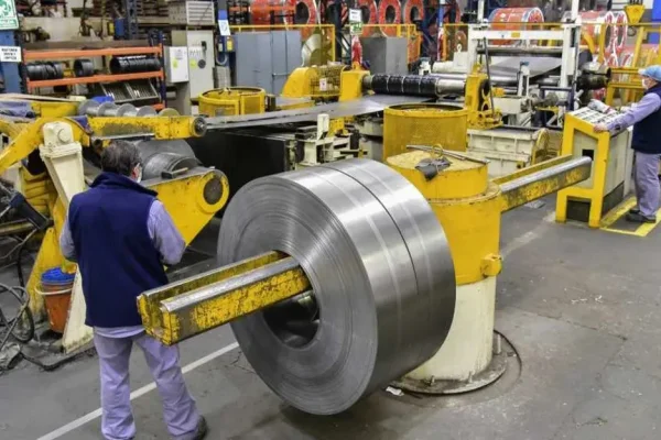 Informe de la UIA: El 40% de las empresas redujo la producción y aumentan los despidos