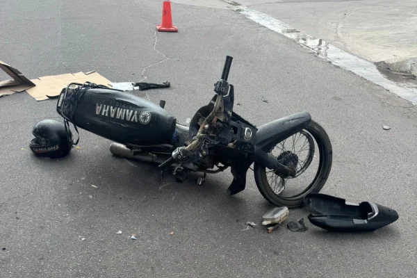 Chocó a un joven en el barrio Antártida I y huyó: su madre entregó la moto a la Policía
