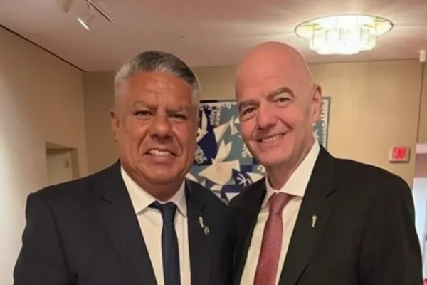 Chiqui Tapia se mostró con el presidente de la FIFA en la previa al sorteo del Mundial