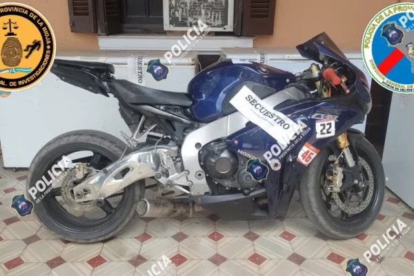 Entregó una flamante motocicleta en Investigaciones ante una denuncia en su contra