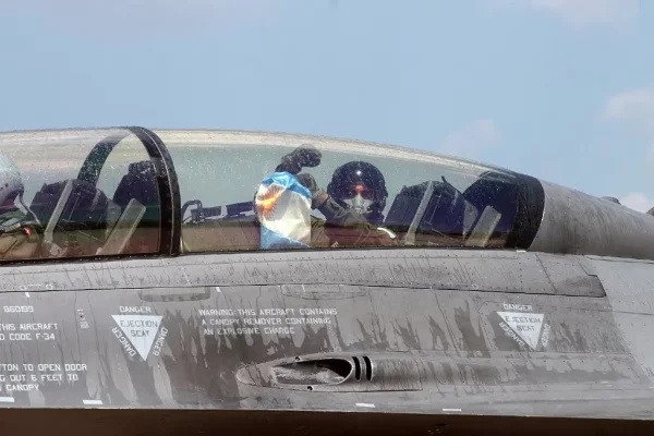 La presentación de los F-16: seis aviones de combate hicieron su viaje inaugural y sobrevolaron la Ciudad de Buenos Aires