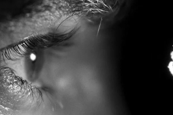 Voyeurismo digital y abuso sexual: la urgente reinterpretación del artículo 119 del Código Penal
