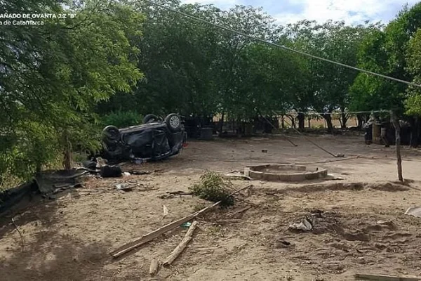 Catamarca: un auto terminó dentro de una vivienda tras un espectacular vuelco