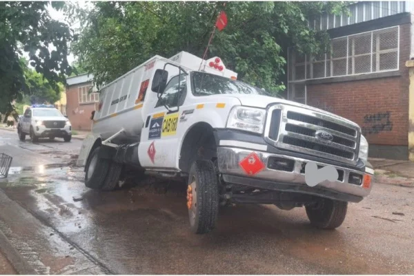 Un camión quedó atrapado en una zanja tras ceder el asfalto
