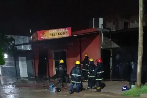 Un incendio dejó daños totales en un comercio de la zona este