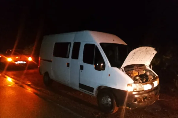 Quiso cruzar el río con su camioneta, se quedó y fue rescatado por la Pólicia