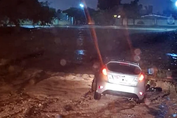 La Pólicia rescató  un auto que habia quedado atrapado en una zanja