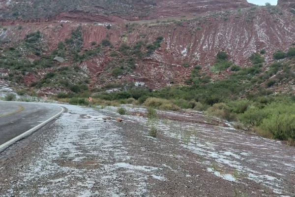 Granizo y derrumbes afectan la Ruta Nacional 40