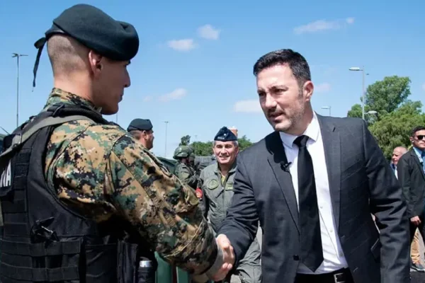 Luis Petri hizo oficial su renuncia como ministro de Defensa