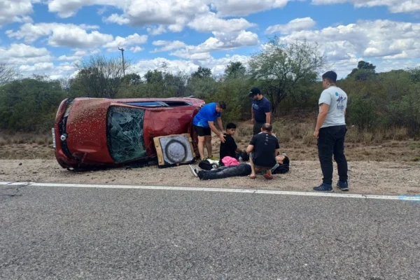 Un joven perdió el control de su auto y volcó: tres heridos