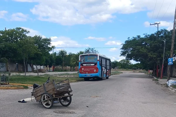 Un motociclista en grave estado tras chocar con un colectivo