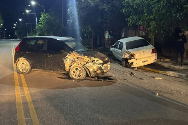 Manejaba ebrio y chocó contra un auto estacionado