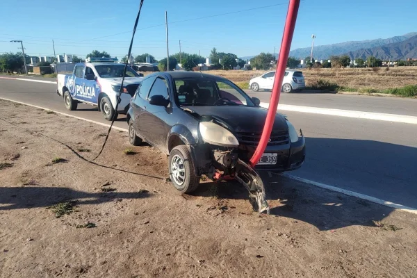 Una mujer se descompensó al volante y su auto terminó contra un poste