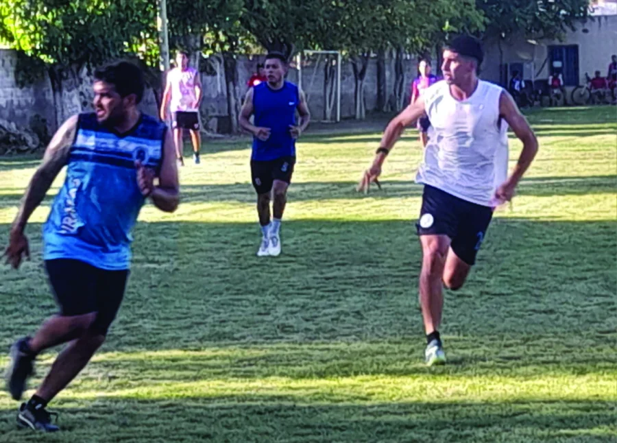 Picado con amigos. Alexis Maldonado aporvech&oacute; su estad&iacute;a en La Rioja para juntarse a jugar un rato al f&uacute;tbol con sus amigos.