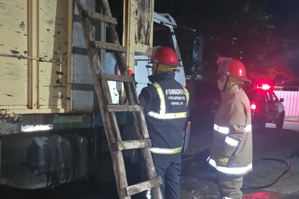 Rápido accionar de Bomberos evitó que un camión se incendiara por completo en Chepes