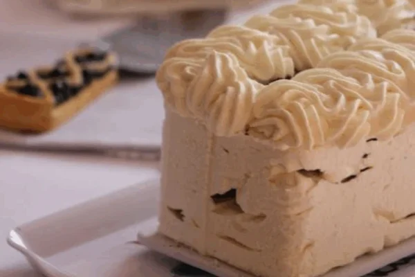 Postre frío de crema y merenguitos: la receta simple para estas Fiestas