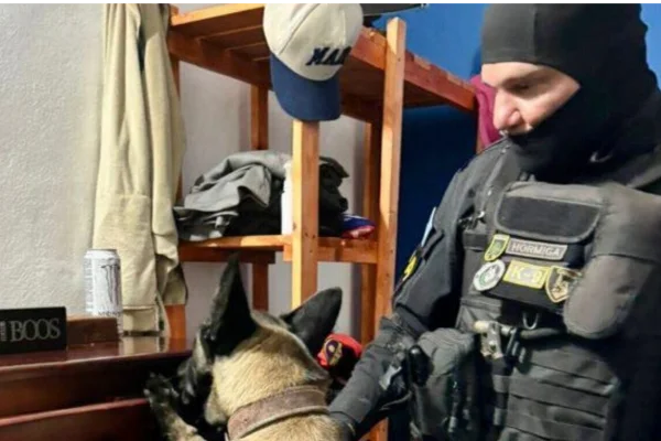 Cayó un hombre acusado de vender droga en Córdoba: usaba un particular método para esconderse de la policía