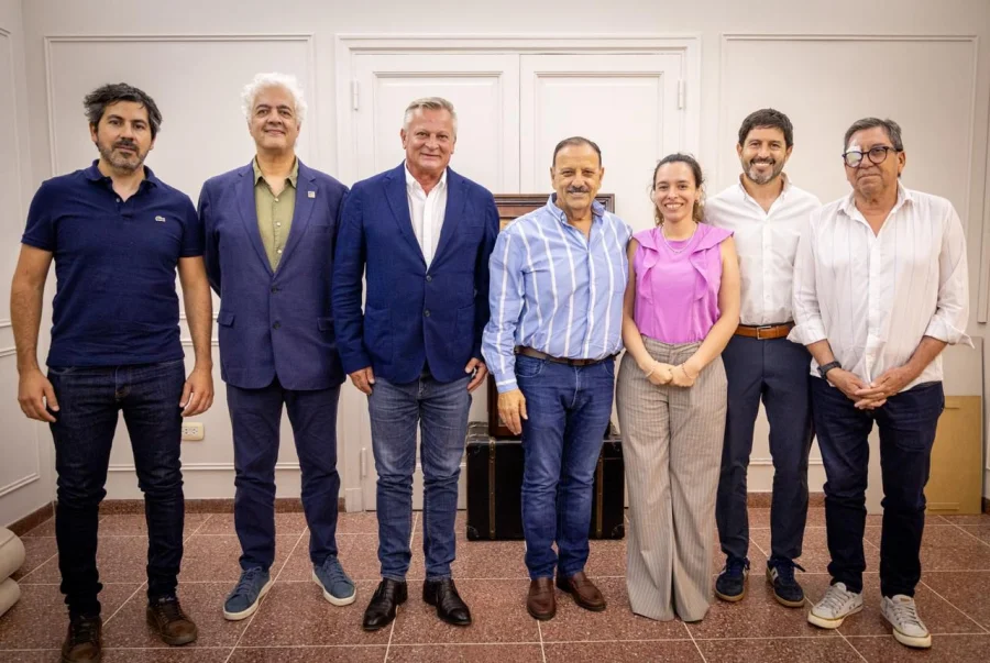 <b> Quintela</b> junto a Federico Baz&aacute;n; el intendente de General Lamadrid, Luis Orquera; la secretaria de Miner&iacute;a, Ivana Guardia; y, en representaci&oacute;n de la empresa, <b>Mart&iacute;n Rode</b>, presidente de Pampa Exploraci&oacute;n, y Alfredo Vitaller, director de Asuntos Corporativos.