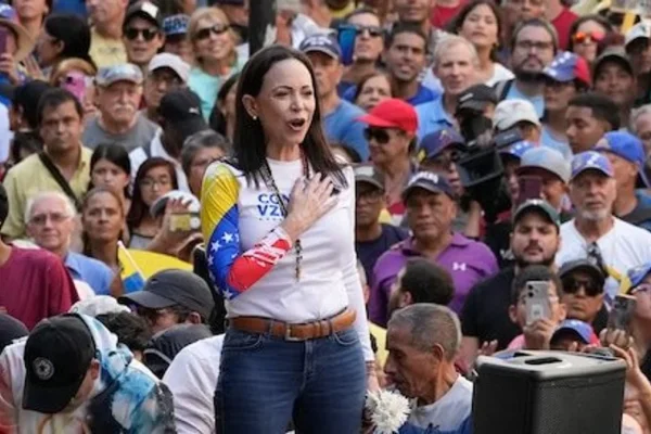 María Corina Machado reapareció  y cantó el himno con sus seguidores