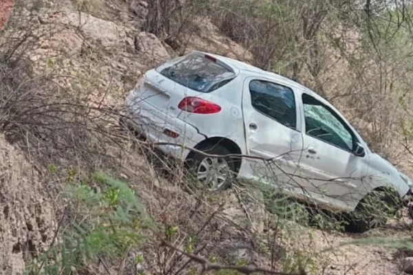 Funcionario policial volcó con el auto y huyó