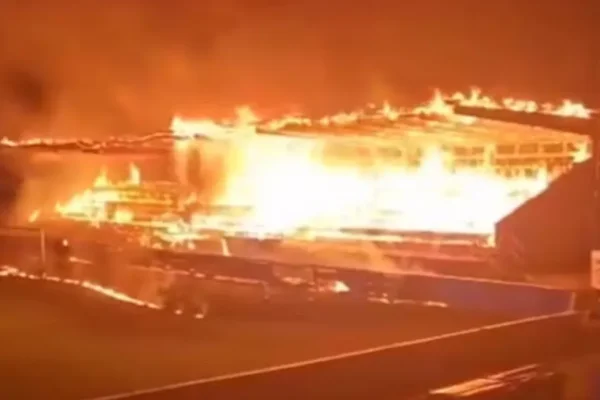Un importante equipo de Finlandia descendió y sus hinchas prendieron fuego el estadio