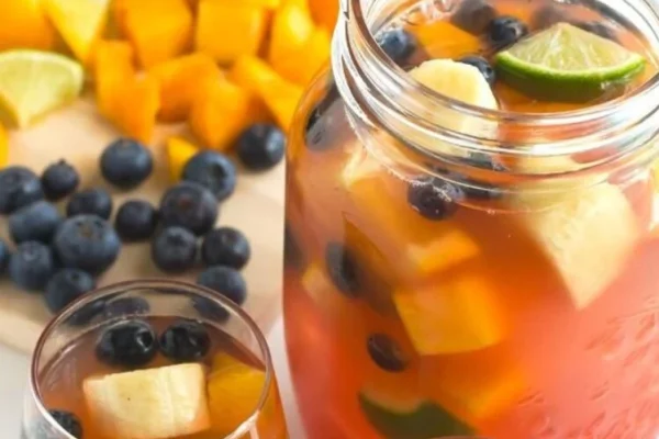 Clericó blanco con durazno y arándanos: la receta del trago ideal para estas fiestas