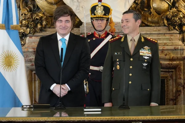Milei le tomó juramento al militar Carlos Presti como ministro de Defensa