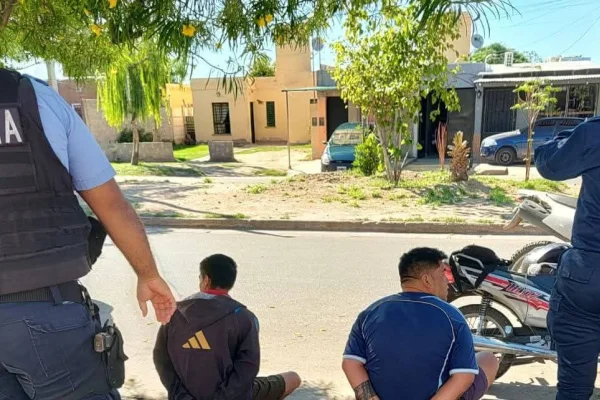 Iban sin casco, los paró la policía y los detuvieron con droga