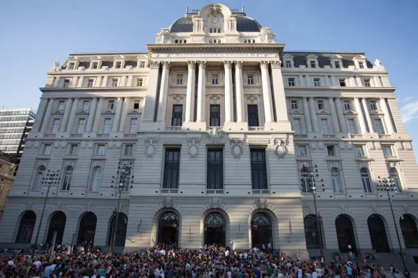 Encontraron a un hombre filmando a menores en el Palacio Libertad: lo increparon y se tiró por una ventana