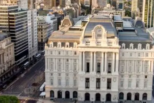 Murió tras arrojarse del Palacio Libertad: lo habían descubierto espiando a niñas de un elenco de danzas