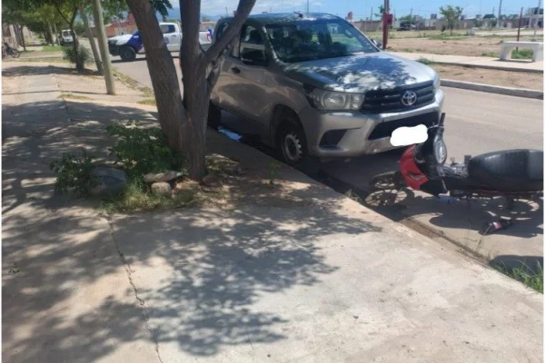 Un motociclista chocó a una camioneta estacionada y sufrió una fractura