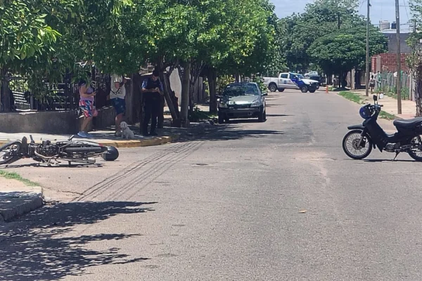 Choque entre motocicletas dejó a una mujer con serias heridas