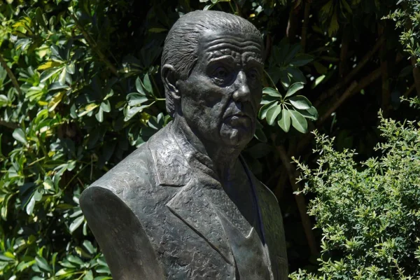 La Ciudad de Buenos Aires inauguró la primera escultura en homenaje a René Favaloro