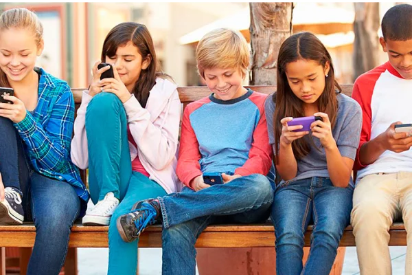 Padres de Mendoza crearon un pacto con sus hijos: nada de celular antes de los 13 años