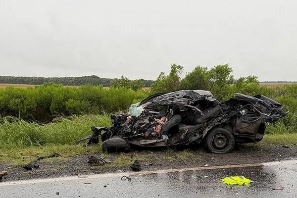 Terrible choque con un muerto: el auto quedó irreconocible