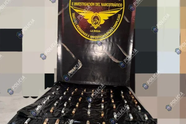 Detuvieron a dos pasajeros con 66 cápsulas de cocaína dentro de sus cuerpos