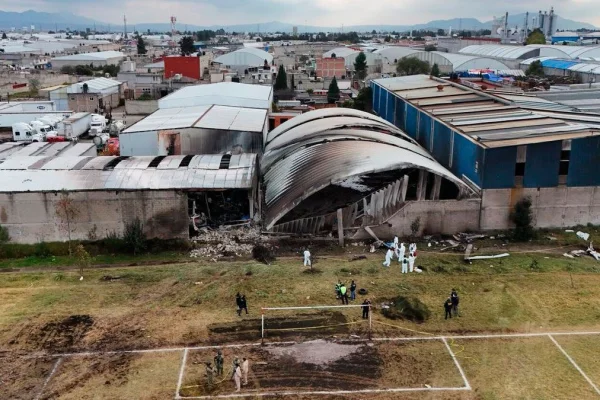 Una avioneta se estrelló contra un depósito de en México y murieron diez personas