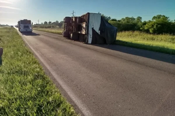 Volcó un camión en Chaco que tenia como destino La Rioja