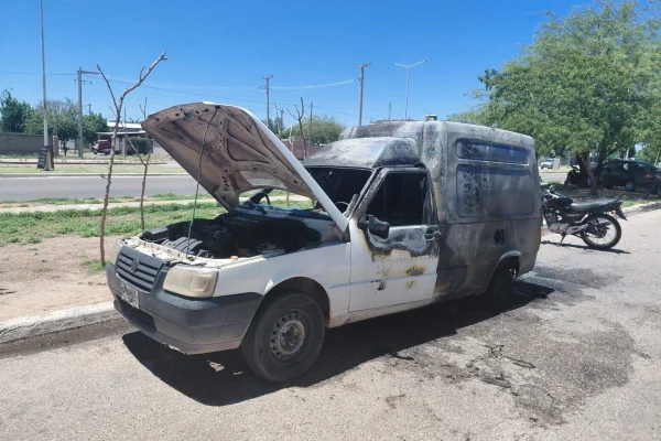 Incendio dejó daños materiales en un vehiculo