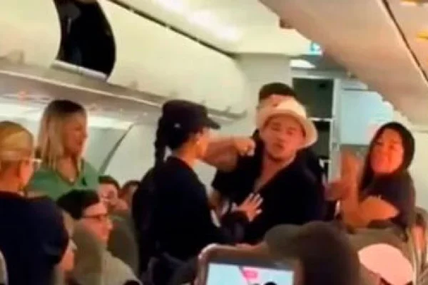Tres turistas borrachos provocaron disturbios dentro de un avión y fueron bajados en Aeroparque