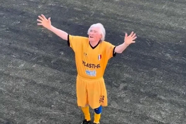 Un abuelo de 84 años emocionó a todos al jugar al fútbol alentado por su familia