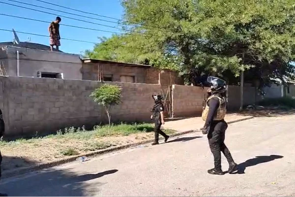 Ayudó a una joven herida, apareció el novio y le robó el telefono