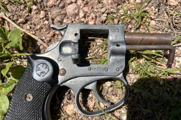Encontraron un revólver en una plazoleta de la zona Sur